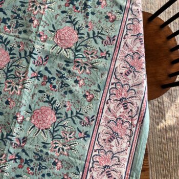 Nappe indienne imprimée au blockprint a Jaipur au Rajasthan en Inde motifs floral vert étang étourdissant bleu blanc Ma JUngle Family Bleu vif vibrant, vert céladon, rose