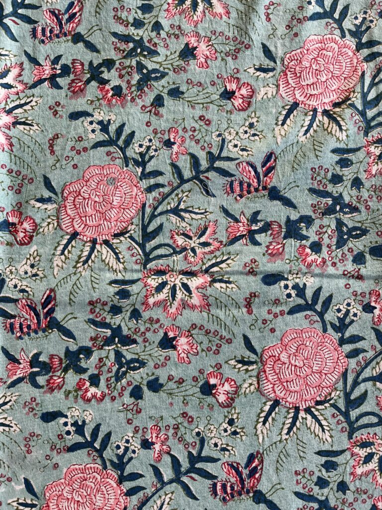 Nappe indienne imprimée au blockprint a Jaipur au Rajasthan en Inde motifs floral vert étang étourdissant bleu blanc Ma JUngle Family Bleu vif vibrant, vert céladon, rose