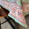 Nappe indienne imprimée au blockprint a Jaipur au Rajasthan en Inde motifs floral vert étang étourdissant bleu blanc Ma JUngle Family Bleu vif vibrant, vert céladon, rose