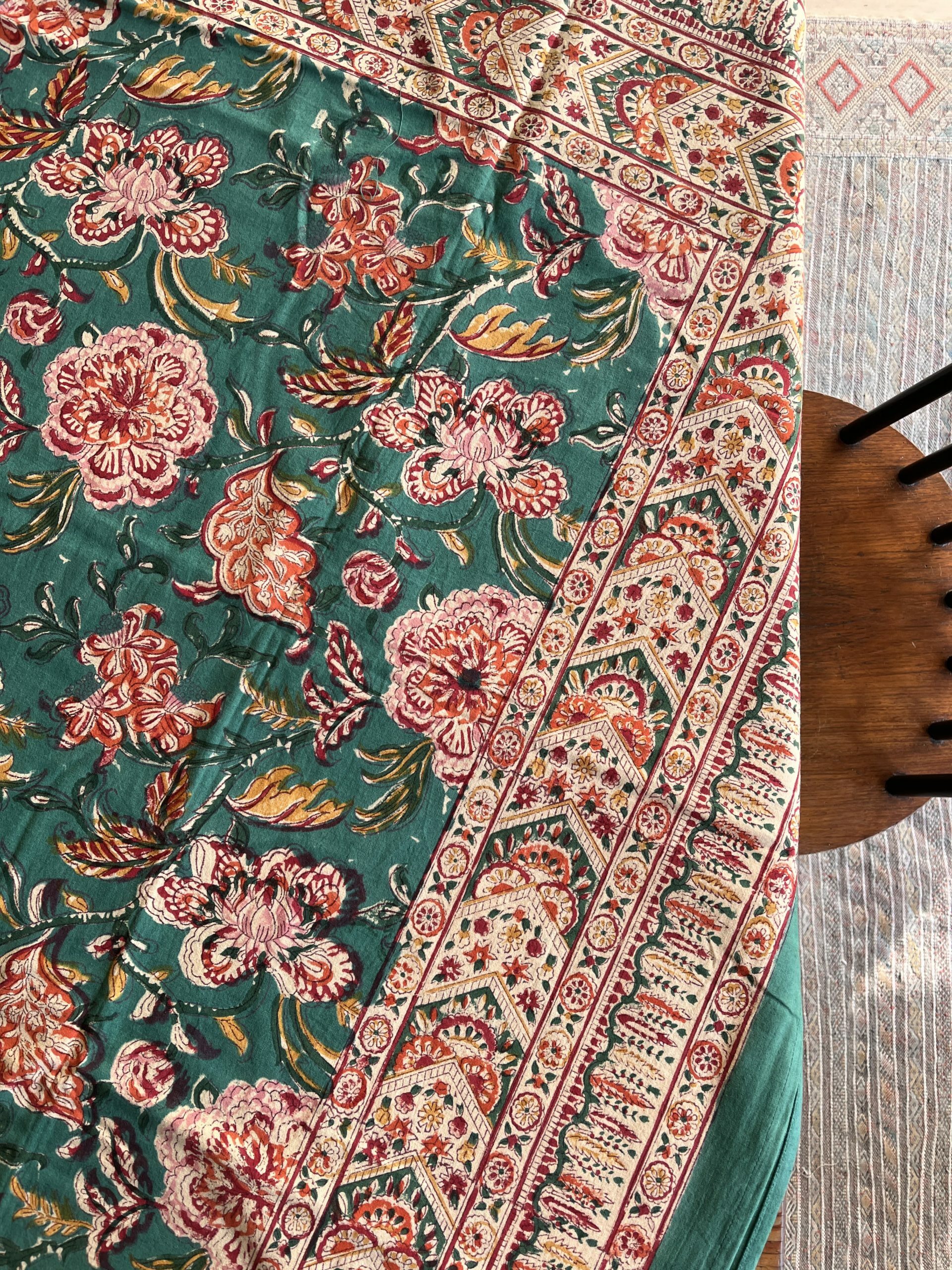 Nappe indienne imprimée au blockprint a Jaipur au Rajasthan en Inde motifs floral vert étang étourdissant bleu blanc Ma Jungle Family ananas rouge et vert emeraude