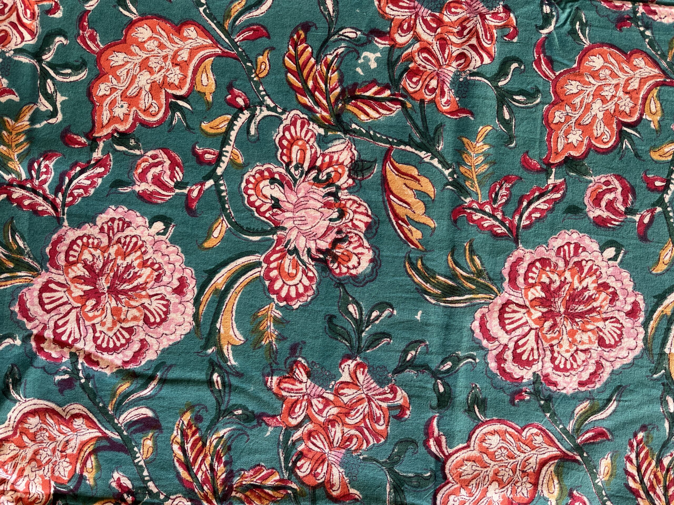 Nappe indienne imprimée au blockprint a Jaipur au Rajasthan en Inde motifs floral vert étang étourdissant bleu blanc Ma Jungle Family ananas rouge et vert emeraude