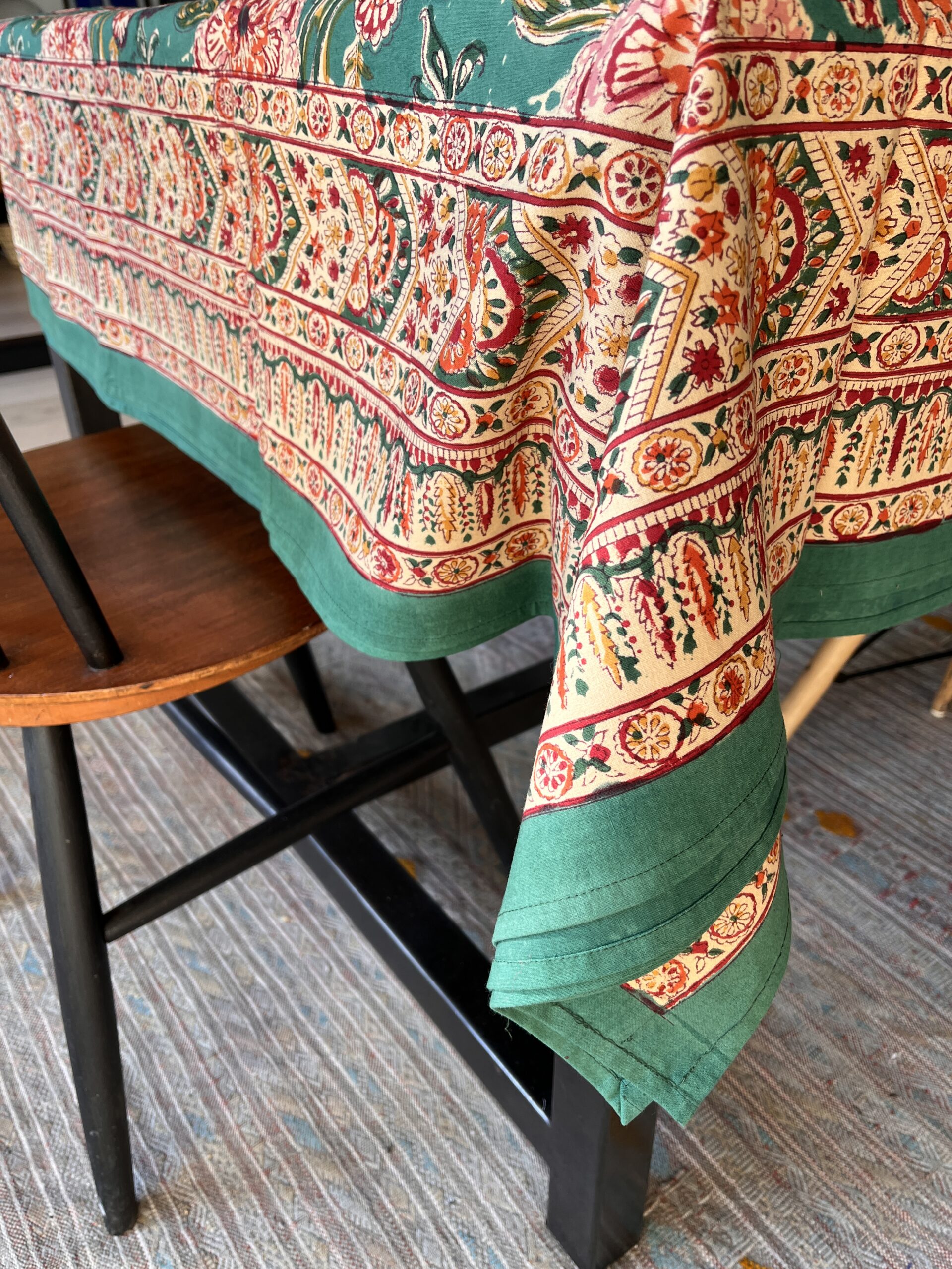 Nappe indienne imprimée au blockprint a Jaipur au Rajasthan en Inde motifs floral vert étang étourdissant bleu blanc Ma Jungle Family ananas rouge et vert emeraude, jaune, moutarde