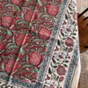 Nappe indienne imprimée au blockprint a Jaipur au Rajasthan en Inde motifs floral vert étang étourdissant bleu blanc Ma JUngle Family ananas rouge et vert