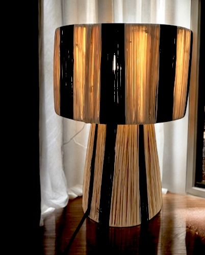 Lampe en raphia STRIPE “artisanat éthique”, “lampe bohème en raphia” et “décoration responsable” rayure noires et blanches