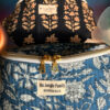 Sac banane en coton indien, tissu fleuri, double fermeture éclaire, jaune safran Ma jungle Family, bleu, cousu main, anse ajustable, matelassée, liberty