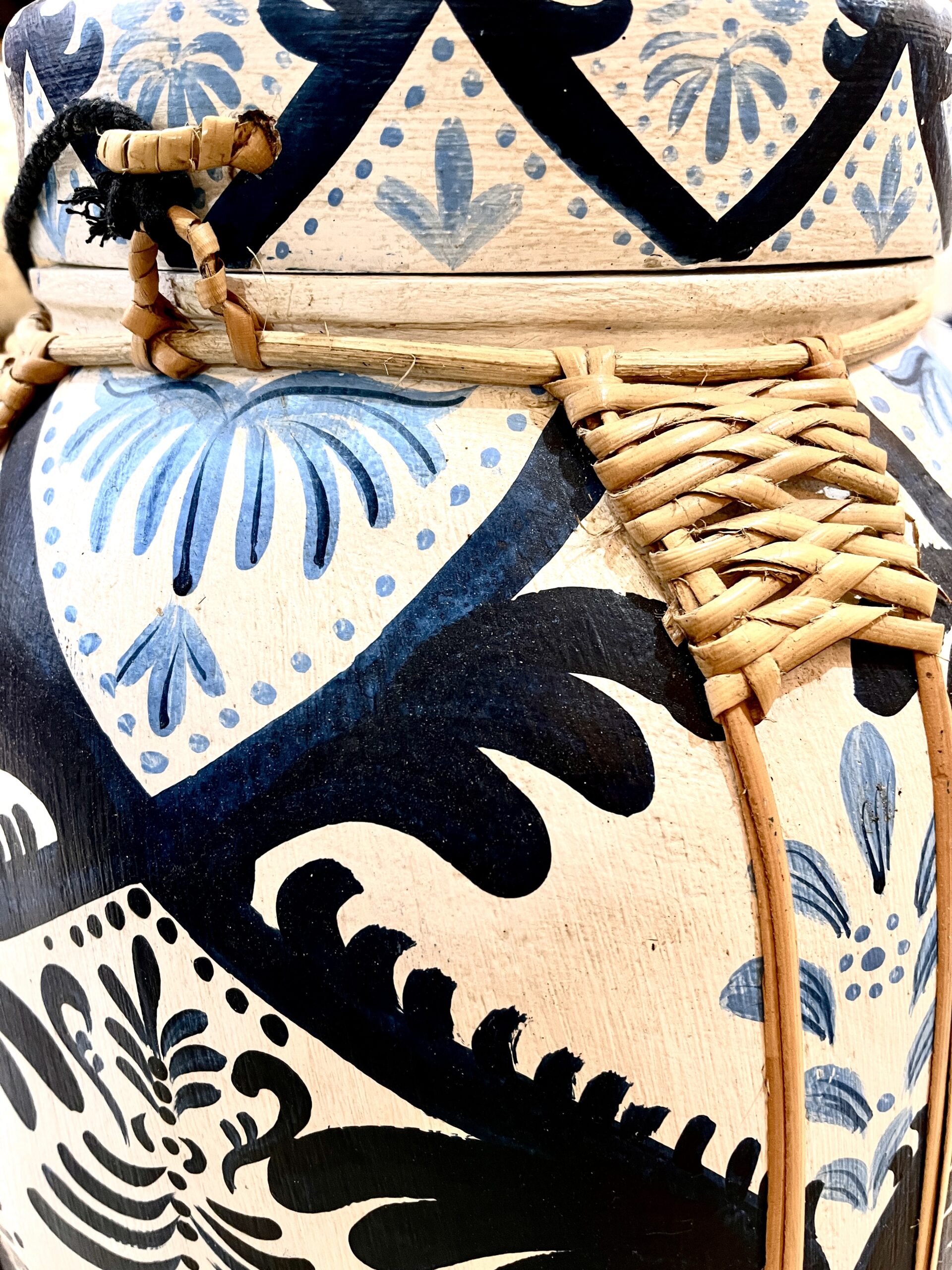 bambou rice box boite a riz fabrique en thailande a la main peinte belu nuit fleurs blanche urne decaoration doré arabesque bleu grece Ma Jungle Family Bleu nuit Artisanat peint a la main