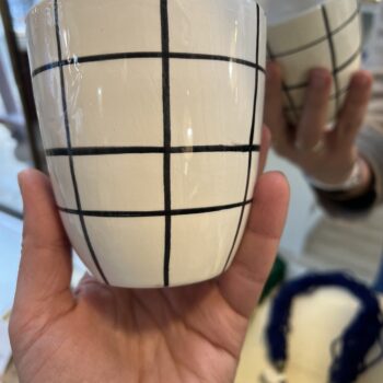 Mug en terre cuite blanche avec des cœurs rouges love ligne épurée Ma Jungle Family, carreaux noirs et violet, moderne et rétro, tasse à thé, café