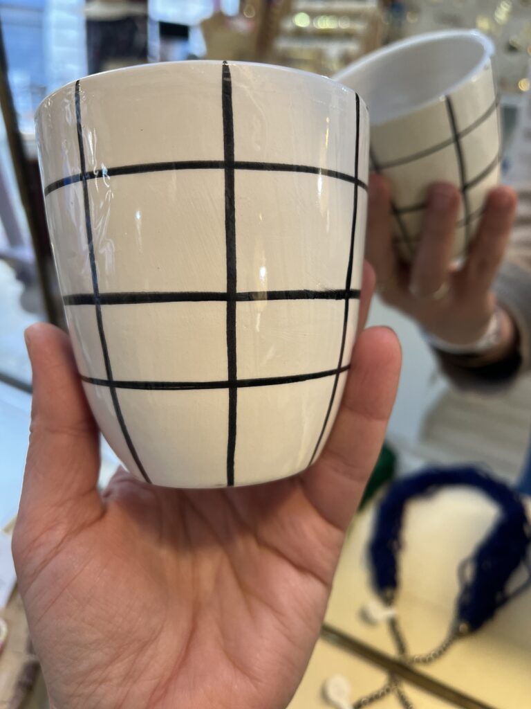 Mug en terre cuite blanche avec des cœurs rouges love ligne épurée Ma Jungle Family, carreaux noirs et violet, moderne et rétro, tasse à thé, café