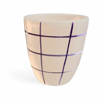 Mug en terre cuite blanche avec des cœurs rouges love ligne épurée Ma Jungle Family, carreaux noirs et violet, moderne et rétro, tasse à thé, café