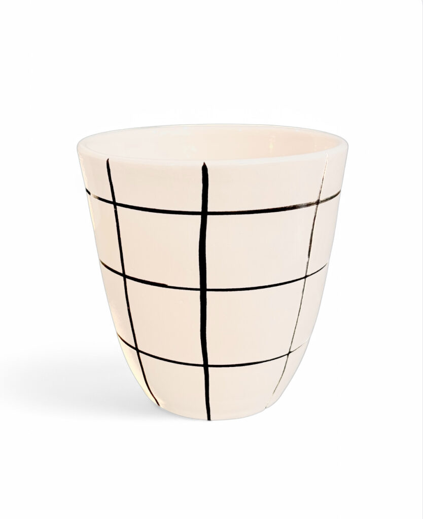 Mug en terre cuite blanche avec des cœurs rouges love ligne épurée Ma Jungle Family, carreaux noirs et violet, moderne et rétro, tasse à thé, café