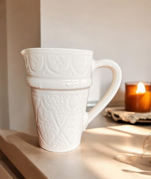 Carafe vase pichet beldi en ceramique bleu canard blanche fabriqué à la main au maroc gravure Ma Jungle Family chabichic carafe pichet