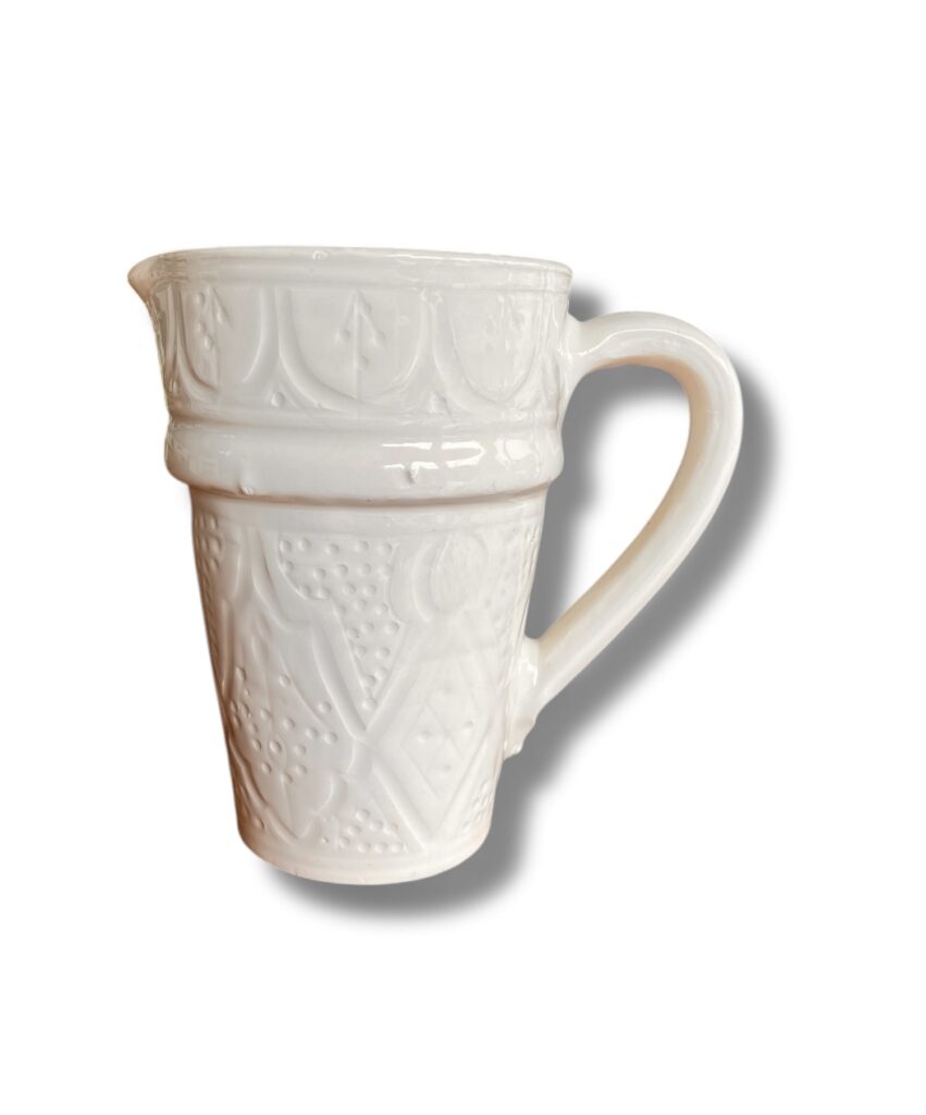 Carafe vase pichet beldi en ceramique bleu canard blanche fabriqué à la main au maroc gravure Ma Jungle Family chabichic carafe pichet