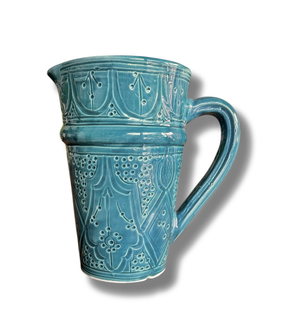 Carafe vase pichet beldi en ceramique bleu canard blanche fabriqué à la main au maroc gravure Ma Jungle Family chabichic carafe pichet terre cuite de marrakech