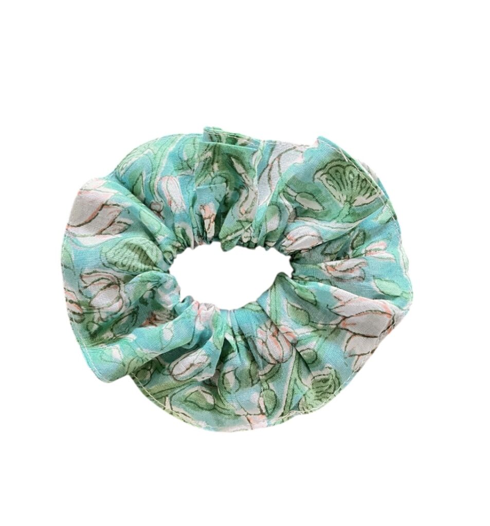 Chouchou élastique pour cheveux en tissu fleuri imprimé au blockprint en Inde vert d’eau Ma Jungle Family