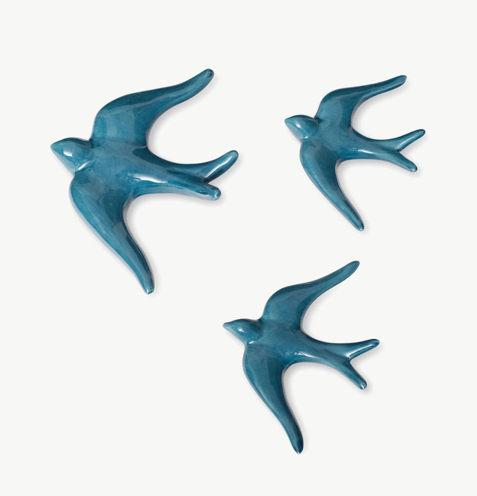 HIRONDELLE EN CERAMIQUE noire ECRU bleu canard, vert d’eau, blanc. A ACCROCHER AU MUR DIFFERENTE TAILLE MA JUNGLE FAMILY CASA ATLANTICA PORTUGAL PORTE-BONHEUR DECORATION MURALE vert Sarah lavoine