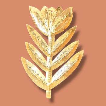 Tulipe décorative en laiton gravé à la main, suspendu sur un mur blanc, mettant en valeur les motifs artisanaux marocains ma Jungle Family