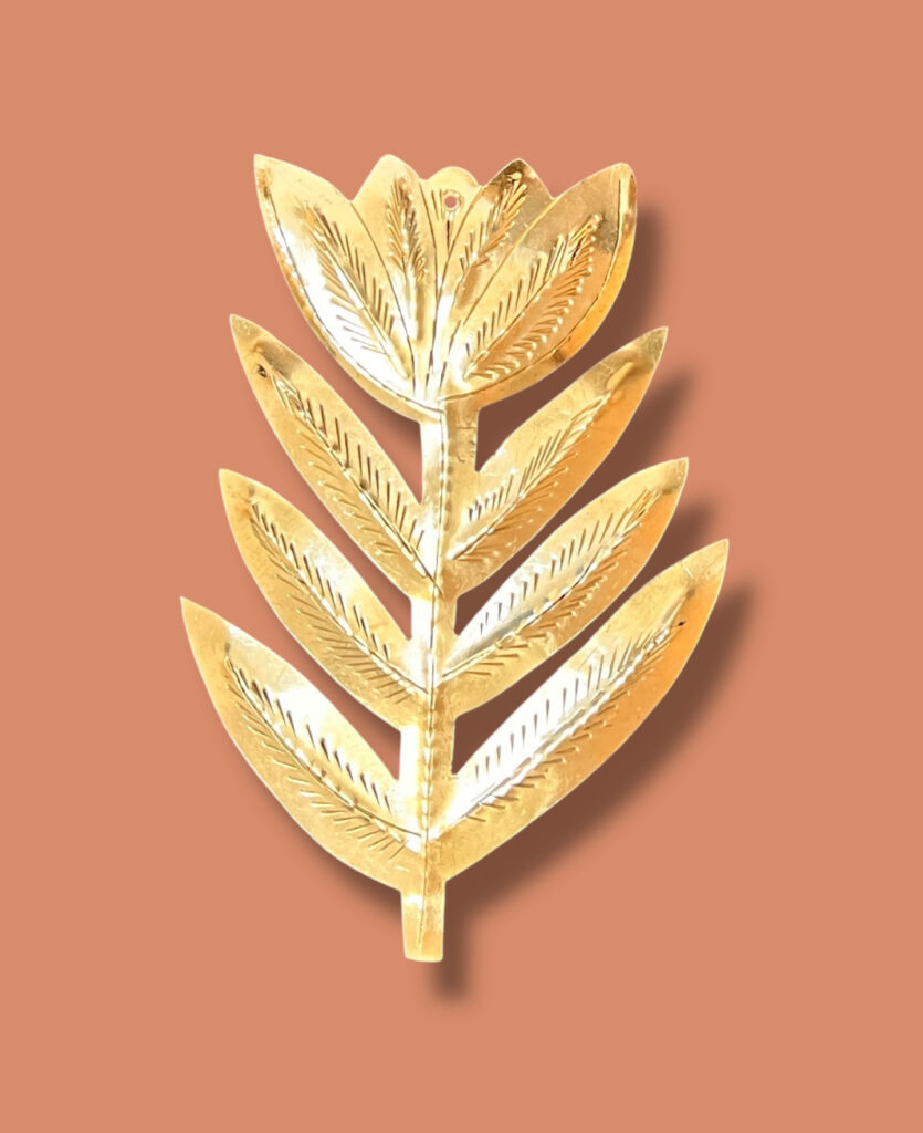 Tulipe décorative en laiton gravé à la main, suspendu sur un mur blanc, mettant en valeur les motifs artisanaux marocains ma Jungle Family