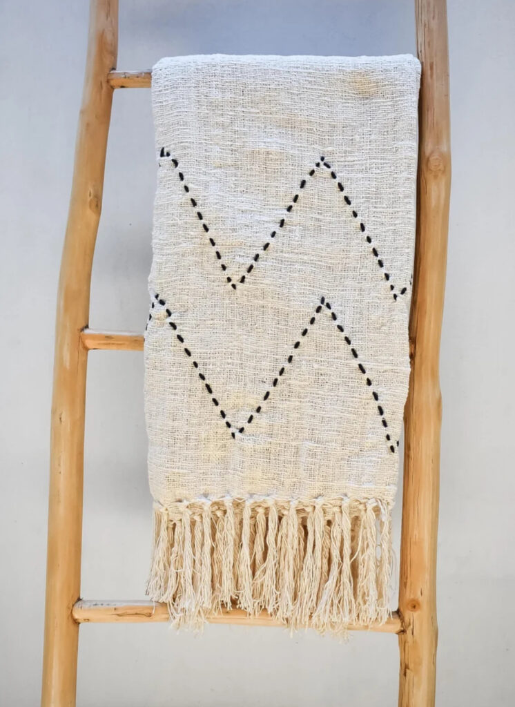 plaid tissé a la main en coton blanc crème avec dessins brodes noirs. Bali artisanat