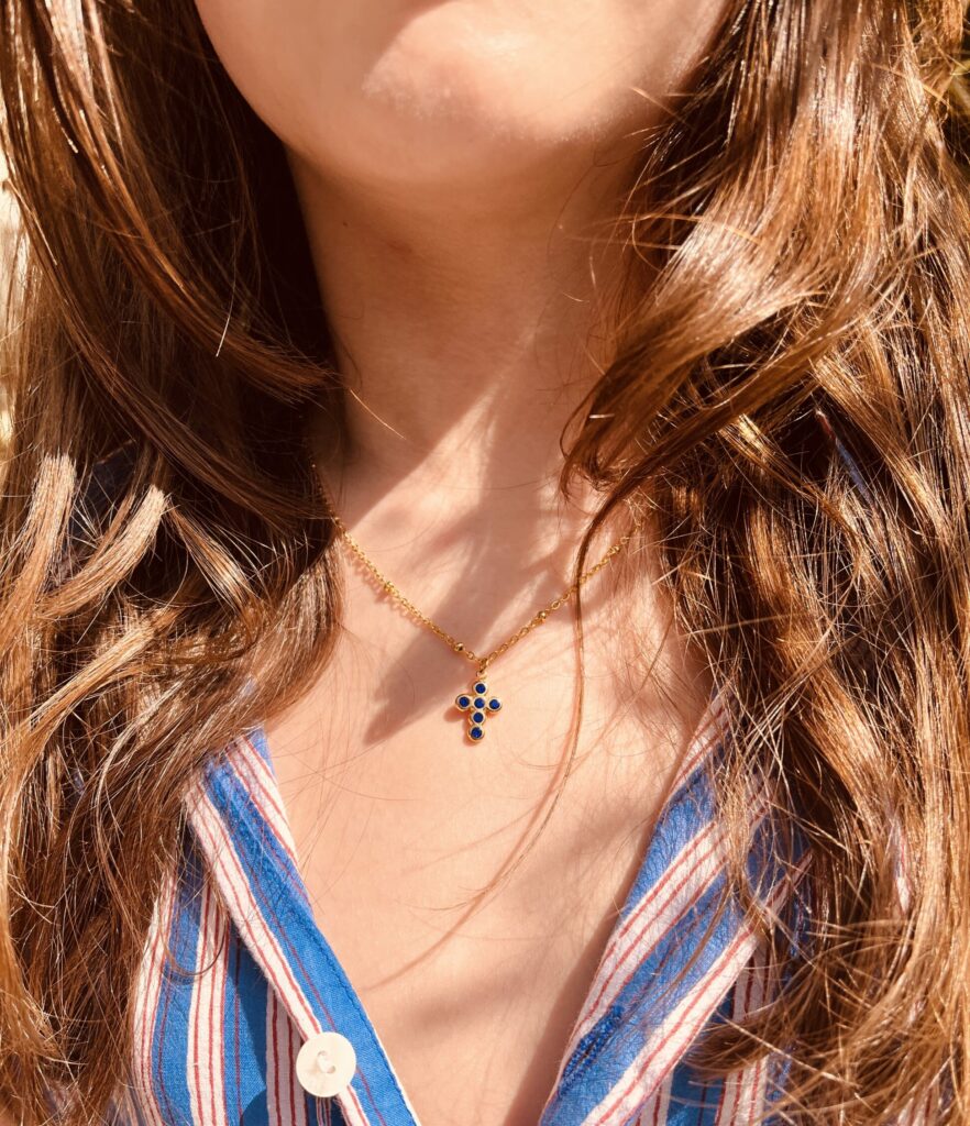 Collier croix en plaqué or durable avec pendentif serti de pierres bleues profondes, bijou artisanal fait main, idéal pour cadeau de communion, fête des mères ou meilleure amie.