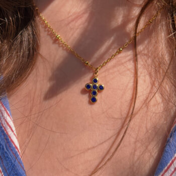 Collier croix en plaqué or durable avec pendentif serti de pierres bleues profondes, bijou artisanal fait main, idéal pour cadeau de communion, fête des mères ou meilleure amie.
