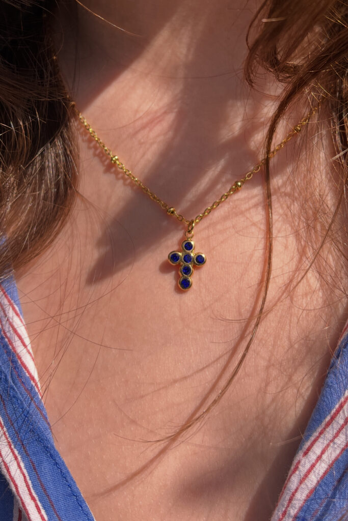 Collier croix en plaqué or durable avec pendentif serti de pierres bleues profondes, bijou artisanal fait main, idéal pour cadeau de communion, fête des mères ou meilleure amie.