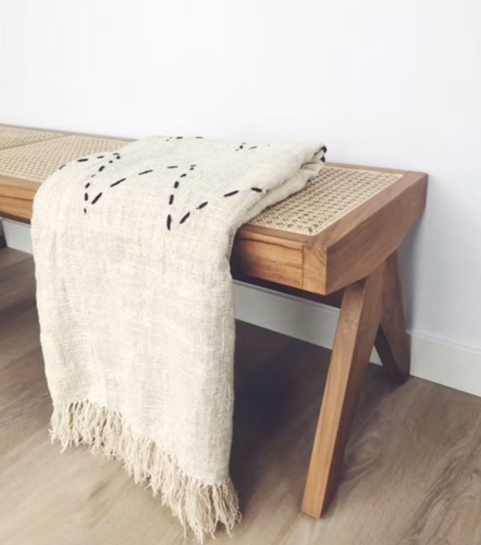 plaid tissé a la main en coton blanc crème avec dessins brodes noirs. Bali artisanat bambou living