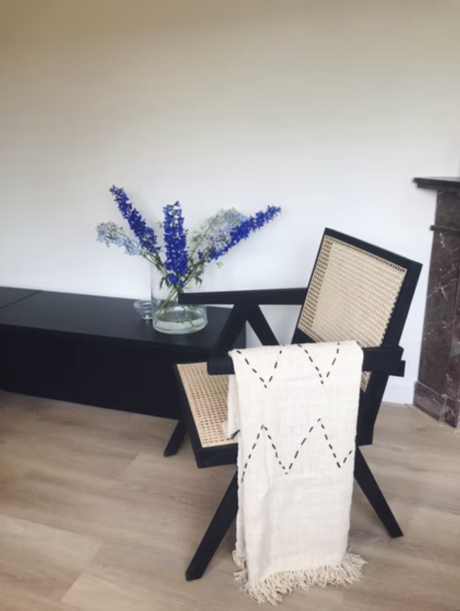 plaid tissé a la main en coton blanc crème avec dessins brodes noirs. Bali artisanat bambu living
