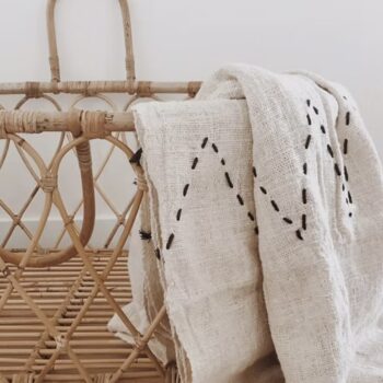 plaid tissé a la main en coton blanc crème avec dessins brodes noirs. Bali artisanat bambou living