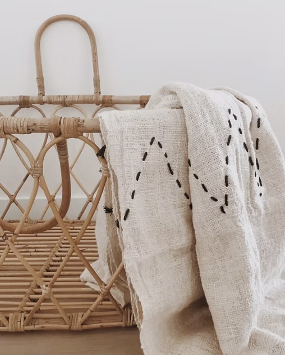 plaid tissé a la main en coton blanc crème avec dessins brodes noirs. Bali artisanat bambou living