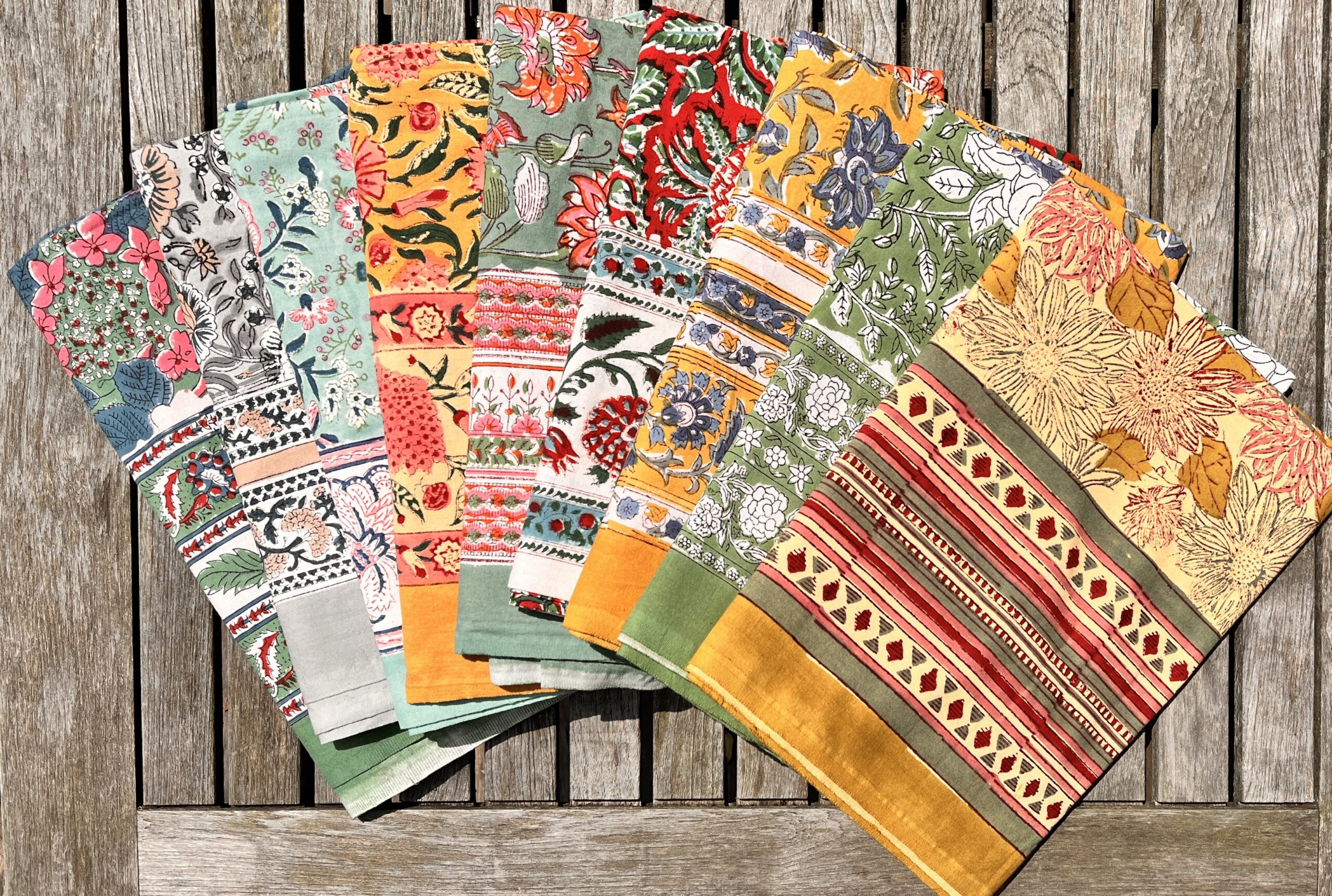Nappe indienne imprimée au blockprint a Jaipur au Rajasthan en Inde motifs floral vert étang étourdissant bleu blanc Ma JUngle Family Vert prairie Jaune