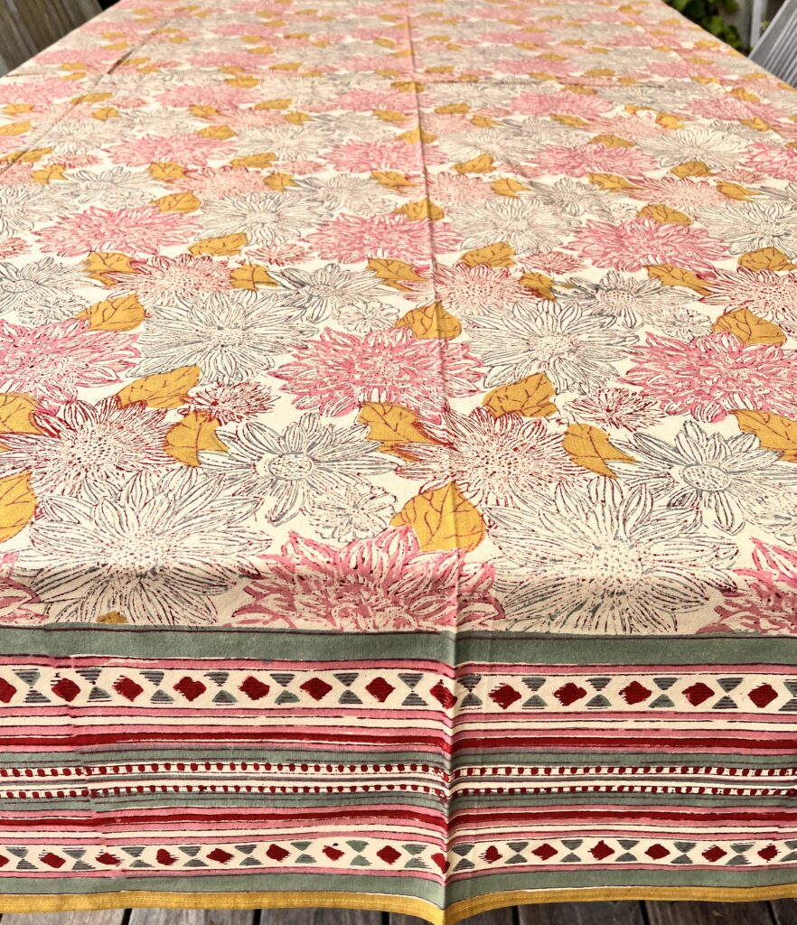 Nappe indienne imprimée au blockprint a Jaipur au Rajasthan en Inde motifs floral vert étang étourdissant bleu blanc Ma JUngle Family Vert prairie Jaune, dahlia rose