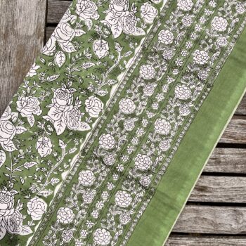 Nappe indienne imprimée au blockprint a Jaipur au Rajasthan en Inde motifs floral vert étang étourdissant bleu blanc Ma JUngle Family Vert prairie