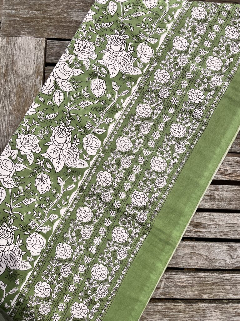 Nappe indienne imprimée au blockprint a Jaipur au Rajasthan en Inde motifs floral vert étang étourdissant bleu blanc Ma JUngle Family Vert prairie