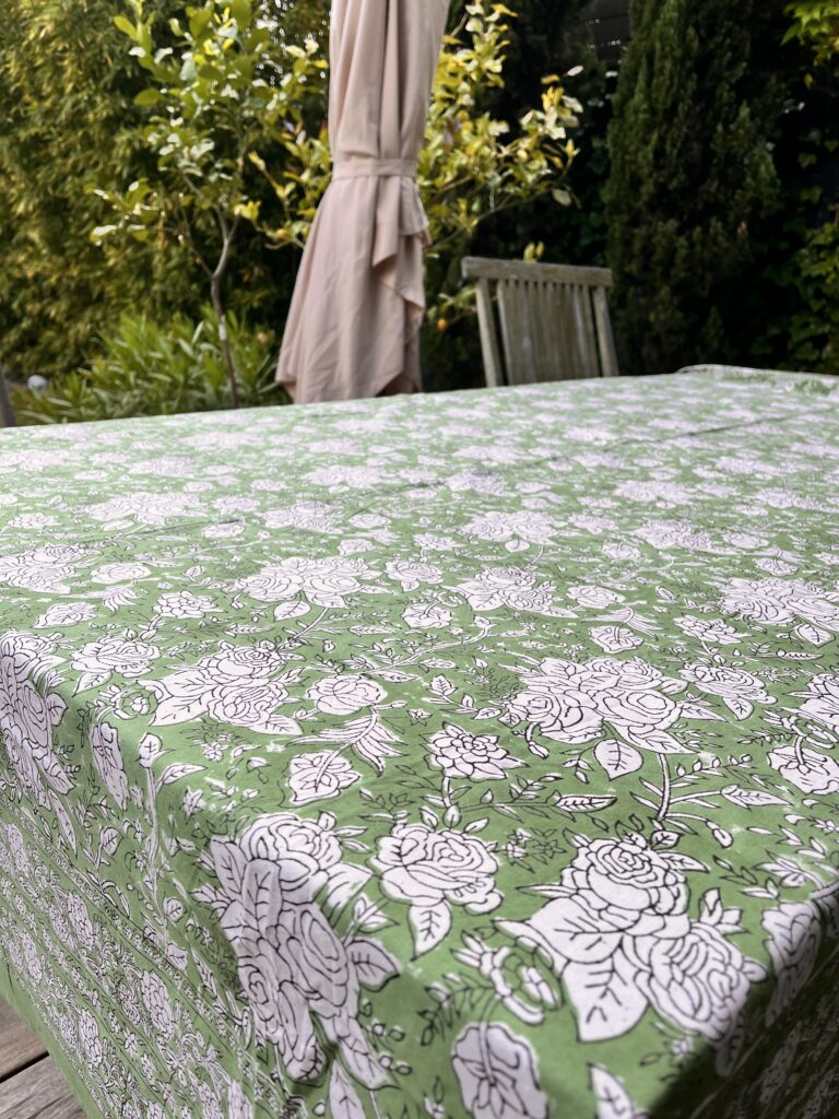Nappe indienne imprimée au blockprint a Jaipur au Rajasthan en Inde motifs floral vert étang étourdissant bleu blanc Ma JUngle Family Vert prairie