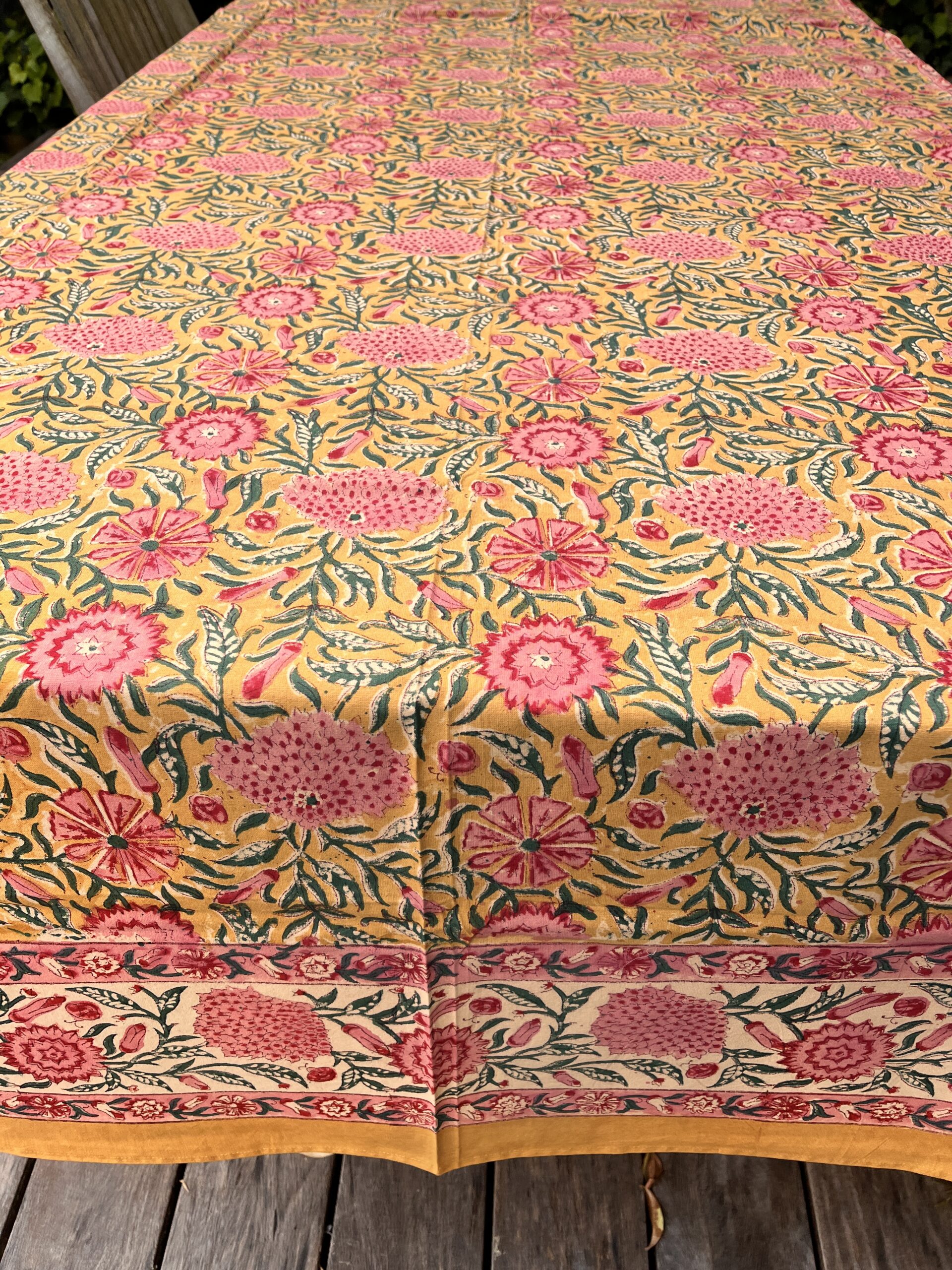 Nappe indienne imprimée au blockprint a Jaipur au Rajasthan en Inde motifs floral vert étang étourdissant bleu blanc Ma JUngle Family Vert prairie Jaune