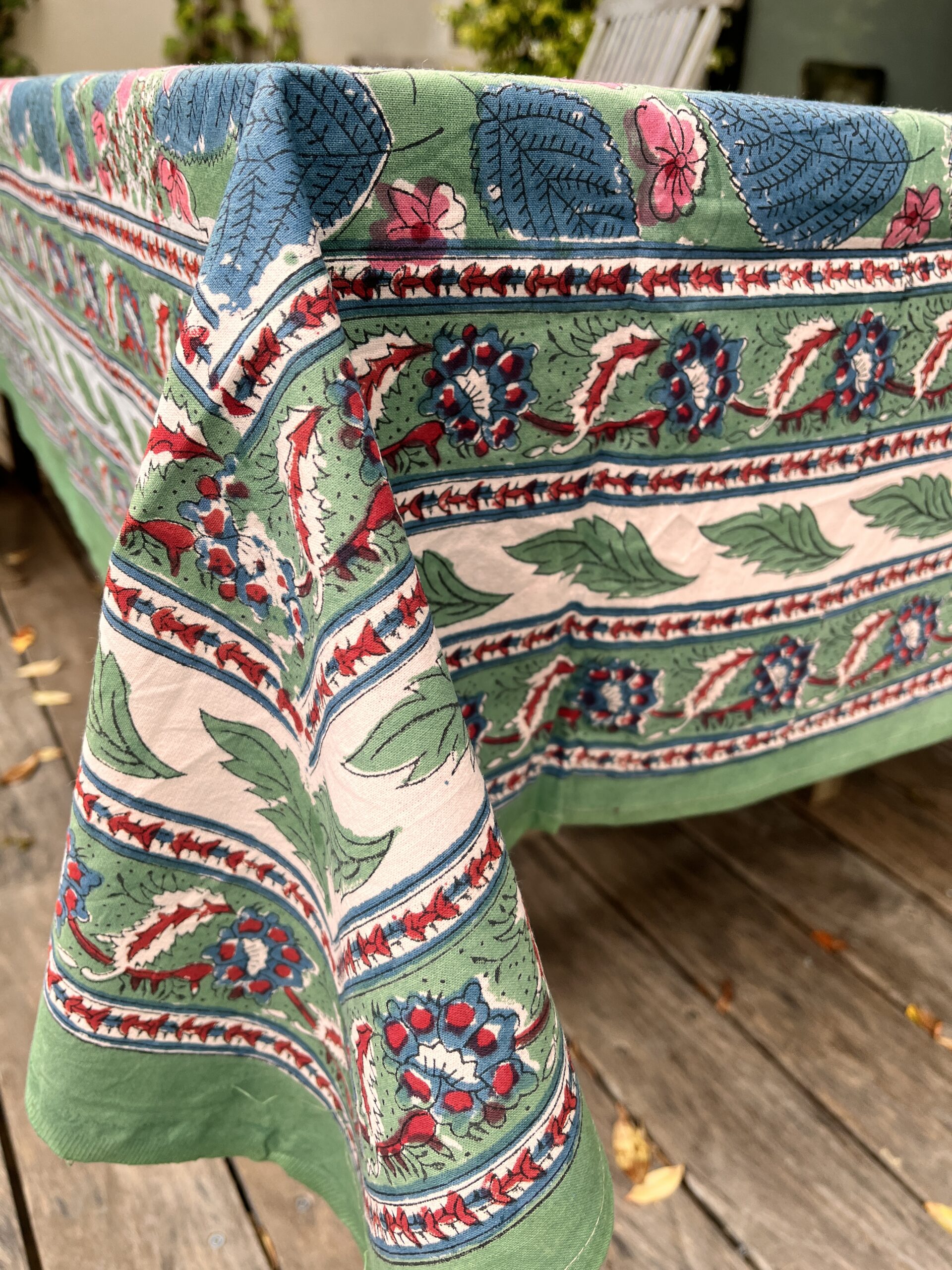 Nappe indienne imprimée au blockprint à Jaipur, motif fleuris au ton naturels gris saumon ma jungle family Vert rose bleu hortensias