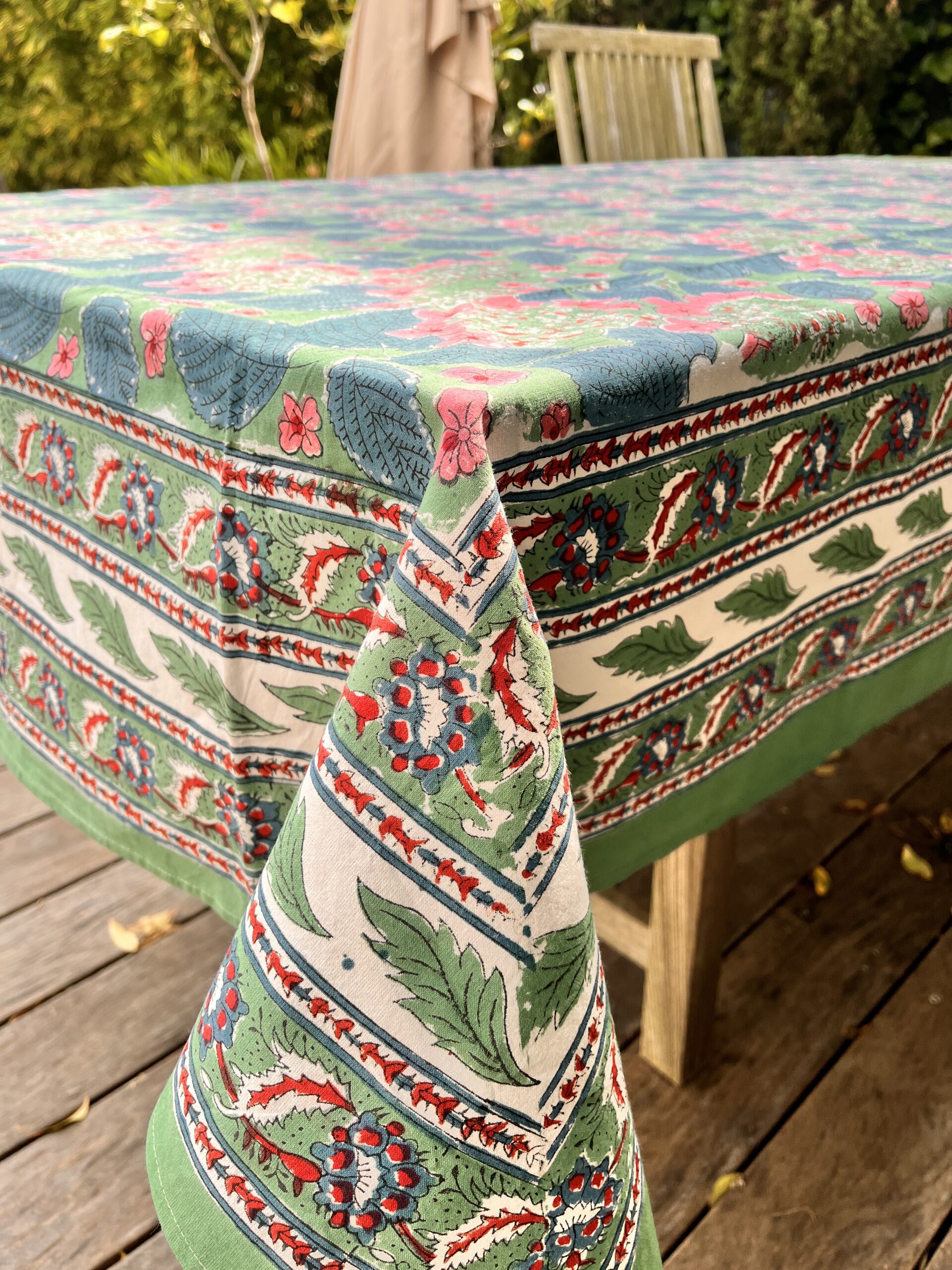 Nappe indienne imprimée au blockprint à Jaipur, motif fleuris au ton naturels gris saumon ma jungle family Vert rose bleu hortensias Du lac hossegor