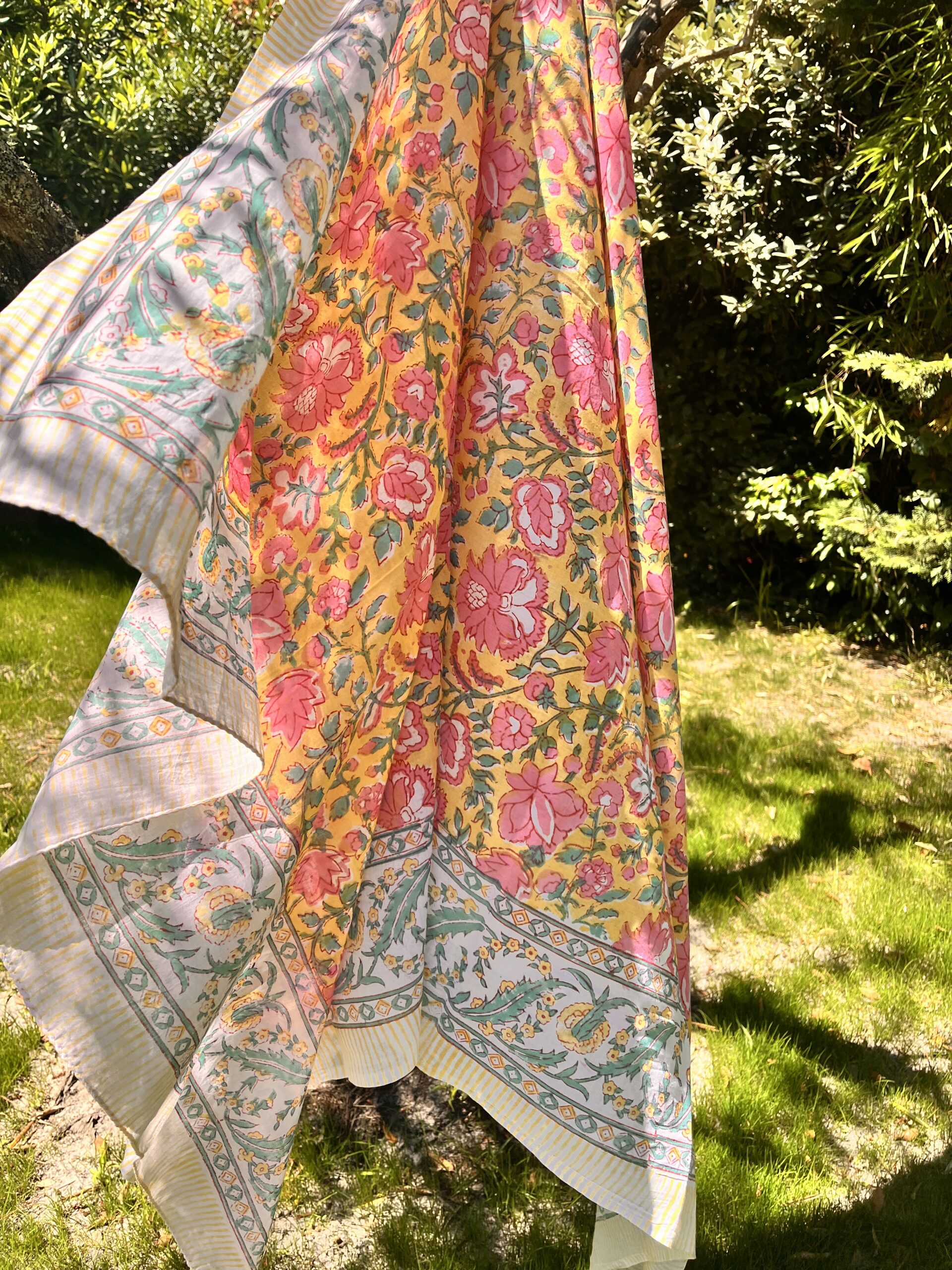 paréo sarong indien voile de coton indien leger fleuri doux coloré jane rouge bleu blanc vert orange gris taupe citron bordure decorée pour la plage Ma Jungle family céladon violet