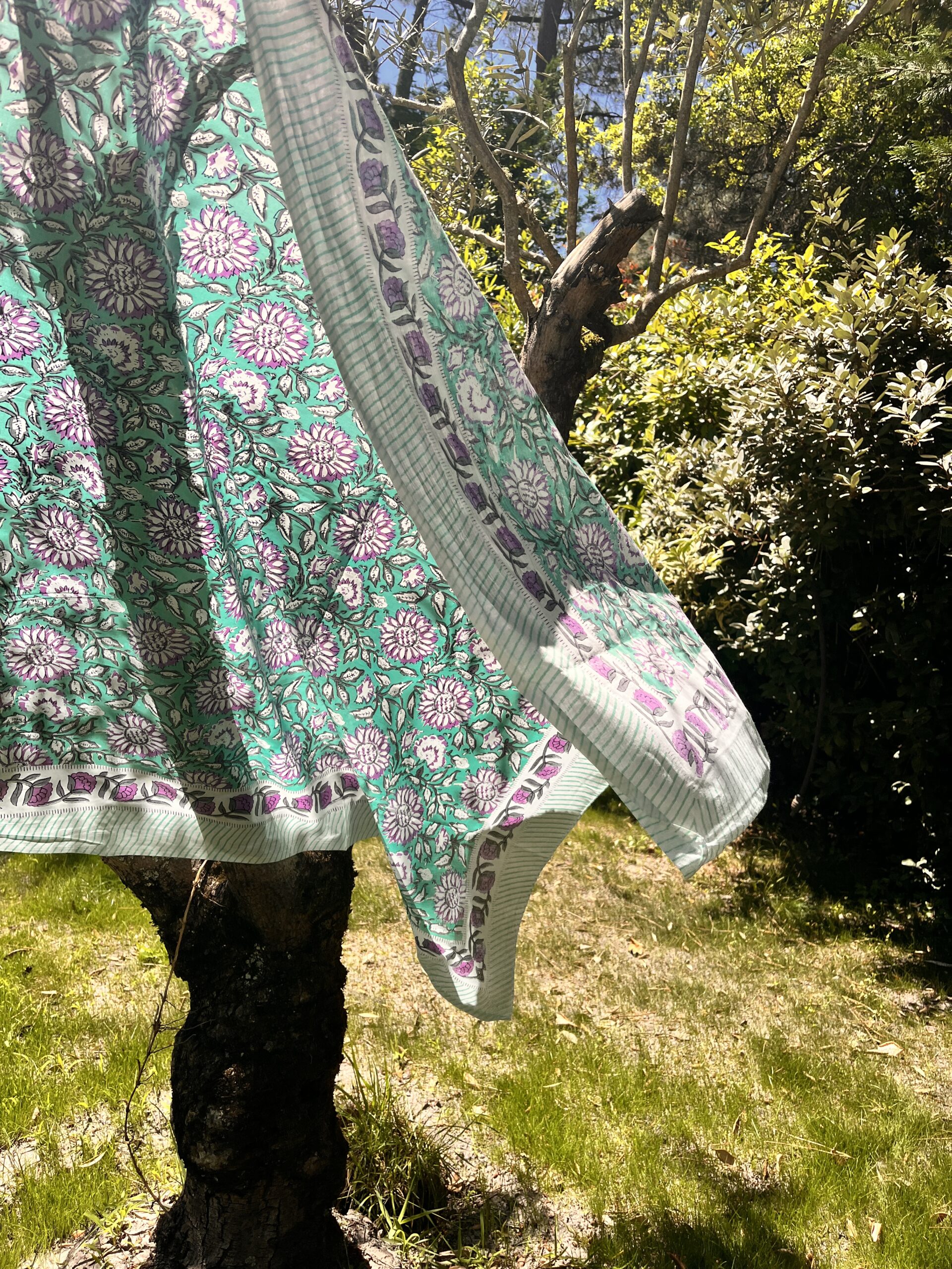 paréo sarong indien voile de coton indien leger fleuri doux coloré jane rouge bleu blanc vert orange gris taupe citron bordure decorée pour la plage Ma Jungle family céladon violet