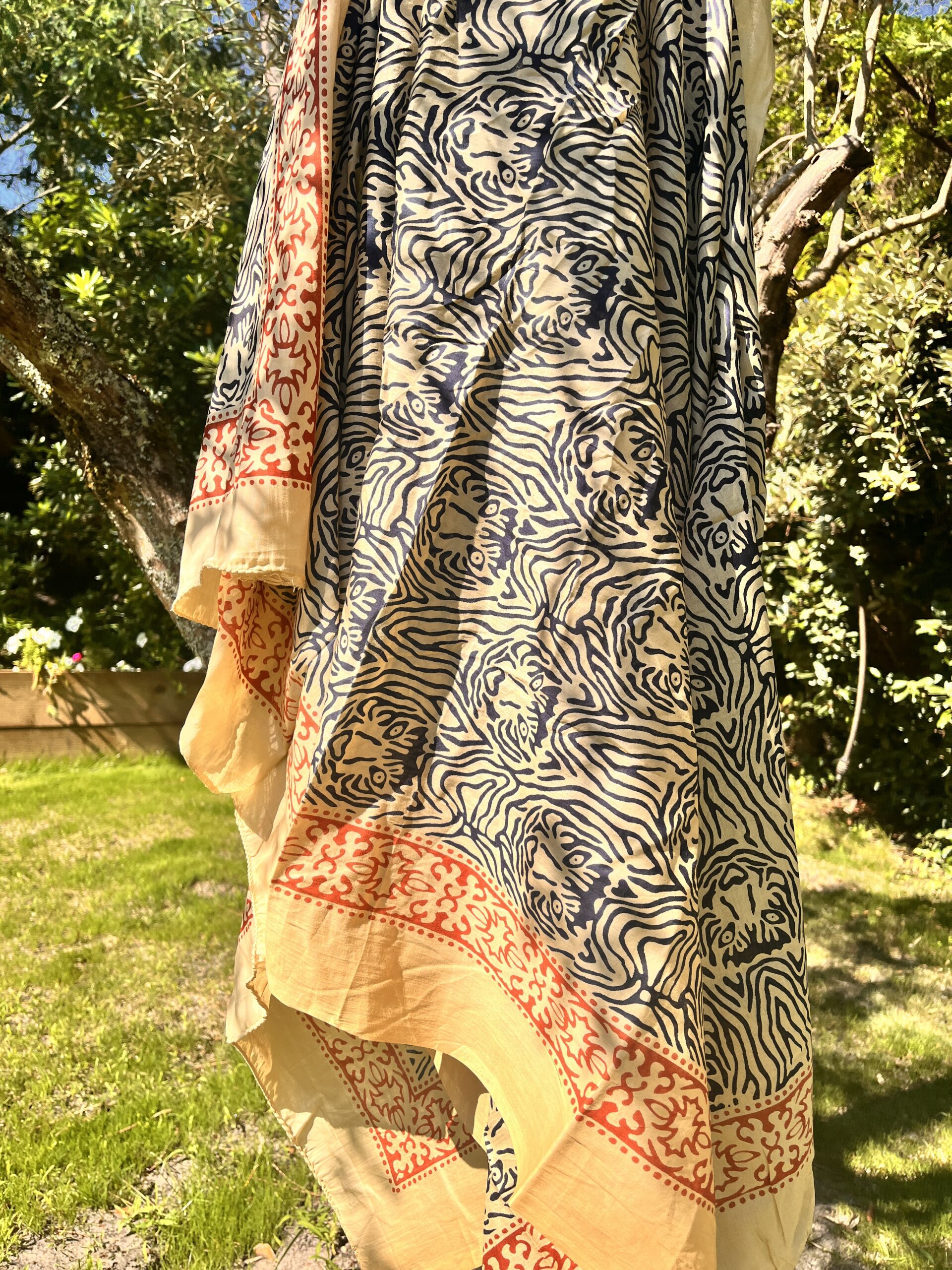 paréo sarong indien voile de coton indien leger fleuri doux coloré jane rouge bleu blanc vert orange gris taupe citron bordure decorée pour la plage Ma Jungle family céladon violet Tigre bleu marine
