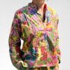 Cet ensemble unique associe le charme de l’artisanat indien et le savoir-faire de notre atelier bordelais. La chemise à col Mao, élégamment boutonnée avec de sublimes boutons en nacre, est imprimée à la main selon la technique ancestrale du block print en Inde. Le short assorti reprend les mêmes imprimés et se distingue par ses finitions soignées : poches latérales et arrières, petits boutons délicats sur les côtés, cuisses en nacre… chaque détail compte. Un look à la fois décontracté et raffiné, pensé pour celles qui aiment porter des pièces uniques, responsables et empreintes de voyage. Créé avec amour à Bordeaux, fabriqué à la main entre ici et ailleurs. Imprimé blockprint Frida Kahlo rose