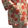 Cet ensemble unique associe le charme de l’artisanat indien et le savoir-faire de notre atelier bordelais. La chemise à col Mao, élégamment boutonnée avec de sublimes boutons en nacre, est imprimée à la main selon la technique ancestrale du block print en Inde. Le short assorti reprend les mêmes imprimés et se distingue par ses finitions soignées : poches latérales et arrières, petits boutons délicats sur les côtés, cuisses en nacre… chaque détail compte. Un look à la fois décontracté et raffiné, pensé pour celles qui aiment porter des pièces uniques, responsables et empreintes de voyage. Créé avec amour à Bordeaux, fabriqué à la main entre ici et ailleurs. Imprimé blockprint œillets rouge