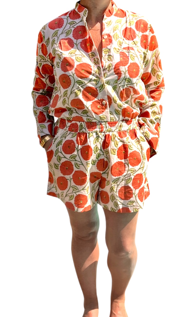 Cet ensemble unique associe le charme de l’artisanat indien et le savoir-faire de notre atelier bordelais. La chemise à col Mao, élégamment boutonnée avec de sublimes boutons en nacre, est imprimée à la main selon la technique ancestrale du block print en Inde. Le short assorti reprend les mêmes imprimés et se distingue par ses finitions soignées : poches latérales et arrières, petits boutons délicats sur les côtés, cuisses en nacre… chaque détail compte. Un look à la fois décontracté et raffiné, pensé pour celles qui aiment porter des pièces uniques, responsables et empreintes de voyage. Créé avec amour à Bordeaux, fabriqué à la main entre ici et ailleurs. Imprimé blockprint œillets rouge