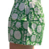Cet ensemble unique associe le charme de l’artisanat indien et le savoir-faire de notre atelier bordelais. La chemise à col Mao, élégamment boutonnée avec de sublimes boutons en nacre, est imprimée à la main selon la technique ancestrale du block print en Inde. Le short assorti reprend les mêmes imprimés et se distingue par ses finitions soignées : poches latérales et arrières, petits boutons délicats sur les côtés, cuisses en nacre… chaque détail compte. Un look à la fois décontracté et raffiné, pensé pour celles qui aiment porter des pièces uniques, responsables et empreintes de voyage. Créé avec amour à Bordeaux, fabriqué à la main entre ici et ailleurs. Imprimé blockprint fleurs vertes