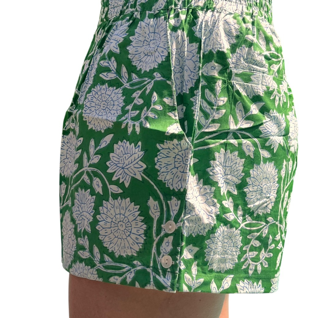 Cet ensemble unique associe le charme de l’artisanat indien et le savoir-faire de notre atelier bordelais. La chemise à col Mao, élégamment boutonnée avec de sublimes boutons en nacre, est imprimée à la main selon la technique ancestrale du block print en Inde. Le short assorti reprend les mêmes imprimés et se distingue par ses finitions soignées : poches latérales et arrières, petits boutons délicats sur les côtés, cuisses en nacre… chaque détail compte. Un look à la fois décontracté et raffiné, pensé pour celles qui aiment porter des pièces uniques, responsables et empreintes de voyage. Créé avec amour à Bordeaux, fabriqué à la main entre ici et ailleurs. Imprimé blockprint fleurs vertes