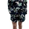 Cet ensemble unique associe le charme de l’artisanat indien et le savoir-faire de notre atelier bordelais. La chemise à col Mao, élégamment boutonnée avec de sublimes boutons en nacre, est imprimée à la main selon la technique ancestrale du block print en Inde. Le short assorti reprend les mêmes imprimés et se distingue par ses finitions soignées : poches latérales et arrières, petits boutons délicats sur les côtés, cuisses en nacre… chaque détail compte. Un look à la fois décontracté et raffiné, pensé pour celles qui aiment porter des pièces uniques, responsables et empreintes de voyage. Créé avec amour à Bordeaux, fabriqué à la main entre ici et ailleurs. Imprimé blockprint jungle léopard palmiers zebre GKERO