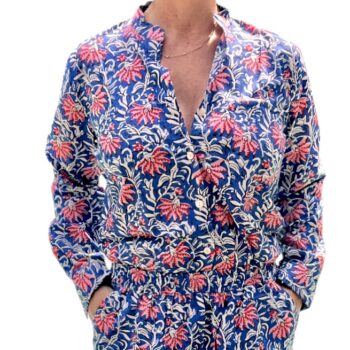Cet ensemble unique associe le charme de l’artisanat indien et le savoir-faire de notre atelier bordelais. La chemise à col Mao, élégamment boutonnée avec de sublimes boutons en nacre, est imprimée à la main selon la technique ancestrale du block print en Inde. Le short assorti reprend les mêmes imprimés et se distingue par ses finitions soignées : poches latérales et arrières, petits boutons délicats sur les côtés, cuisses en nacre… chaque détail compte. Un look à la fois décontracté et raffiné, pensé pour celles qui aiment porter des pièces uniques, responsables et empreintes de voyage. Créé avec amour à Bordeaux, fabriqué à la main entre ici et ailleurs. Imprimé blockprint fleurs rose et bleu marine