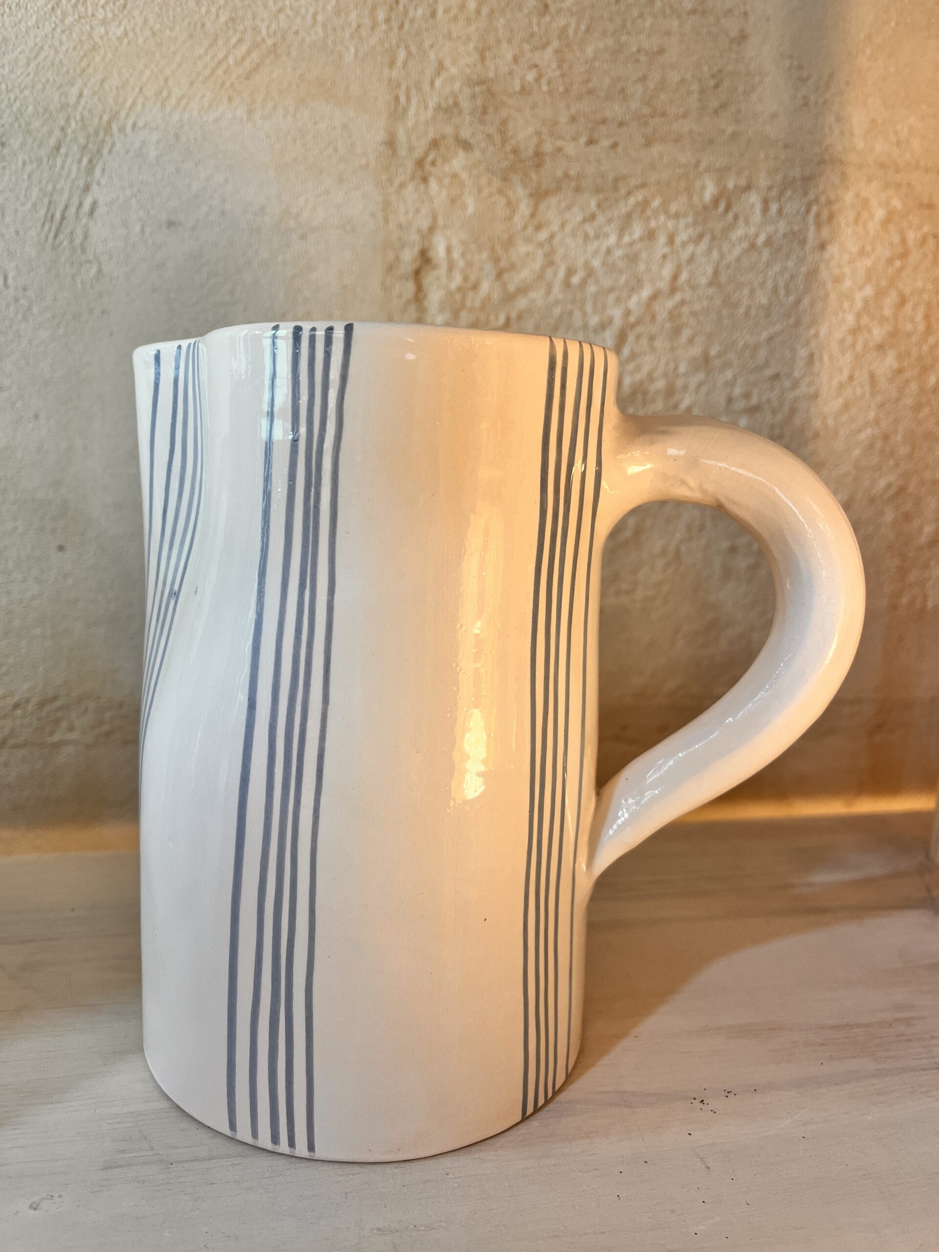 Carafe vase pichet beldi en ceramique bleu canard blanche fabriqué à la main au maroc gravure Ma Jungle Family chabichic carafe pichet Rayures marine Essaouira, bleue ciel
