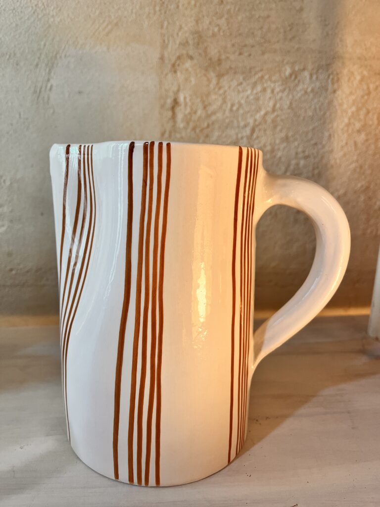 Carafe vase pichet beldi en ceramique bleu canard blanche fabriqué à la main au maroc gravure Ma Jungle Family chabichic carafe pichet Rayures marine Essaouira