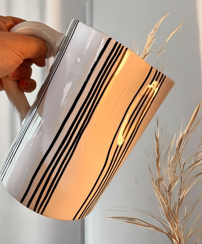 Carafe vase pichet beldi en ceramique bleu canard blanche fabriqué à la main au maroc gravure Ma Jungle Family chabichic carafe pichet Rayures marine Essaouira